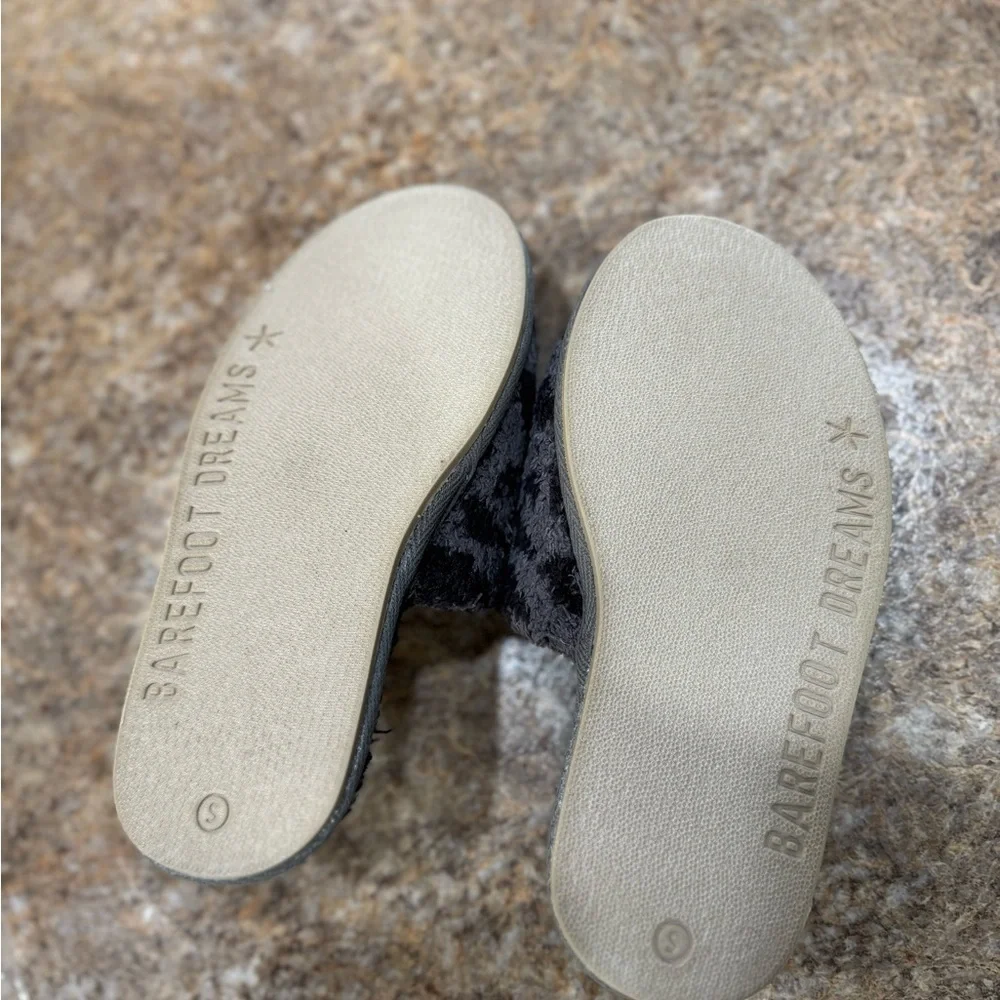New Barefoot Dreams Girls CozyChic Leopard Slippers – Size Small (12/1y)